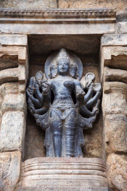 Ardhanareeshwarar, Shiva biçimi yarı insan yarı kadın olarak. Airavatesvara Tapınağı, Darasuram, Tamil Nadu, Hindistan. Maha-mandapa doğu duvarına. UNESCO Dünya Miras Listesi