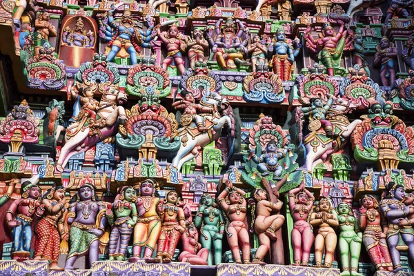 Kleurrijke idols op de Hindoeïstische tempel, Sarangapani tempel, Kumbakonam, Tamil Nadu, India — Stockfoto