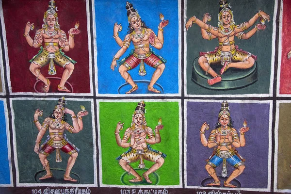 Färgglada idoler målade på innerväggen Anjas tempel, Kumbakonam, Tamil Nadu, Indien — Stockfoto