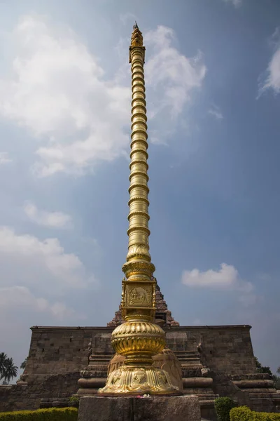 Dhvaja Sthambha Fuera Del Templo Este Asta Bandera Que Generalmente —  Fotos de Stock