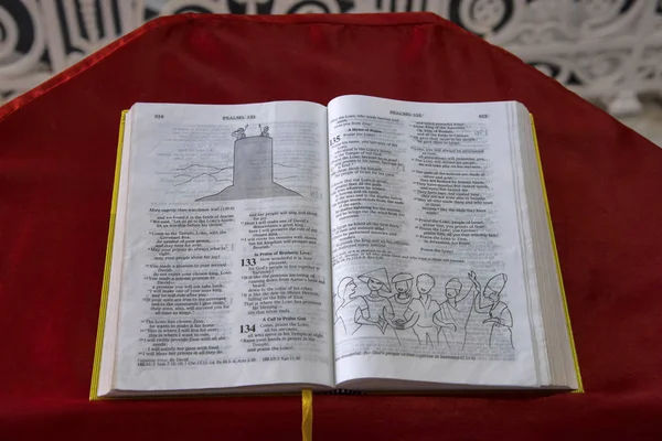 Öppna Bibeln på Our Lady of Angels Church, 4: e äldsta kyrka, Pondicherry — Stockfoto