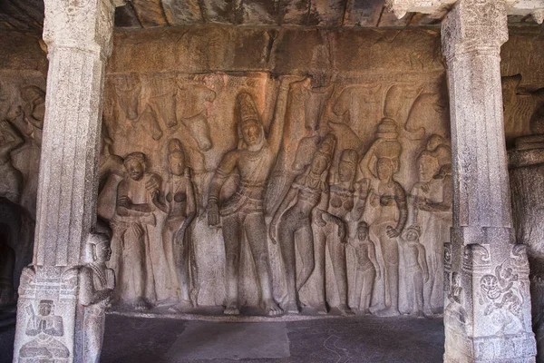 Alívio na face rochosa de Krishna levantando Govardhan Hill em Krishna Mandapam, Mahabalipuram, Tamil Nadu — Fotografia de Stock
