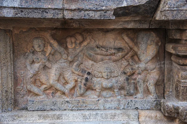 Escultura retratando a mulher em uma pose de ioga. Airavatesvara Temple, Darasuram, perto de Kumbakonam, Tamil Nadu, Índia — Fotografia de Stock