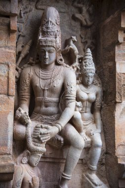 Shiva bir devotee, Gangaikonda Cholapuram, Tamil Nadu garlanding