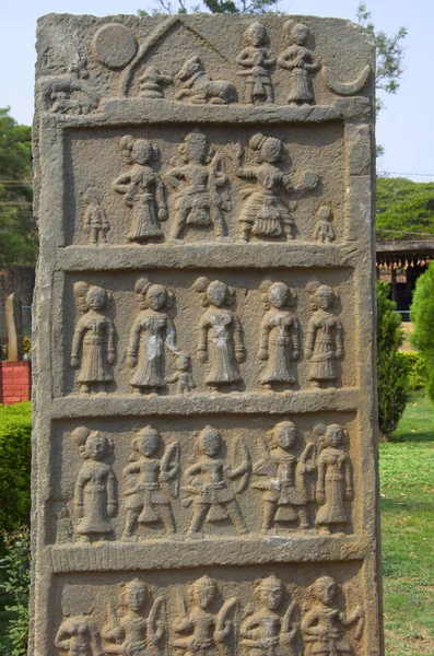 キットゥル チェンナマ カルナタカ州の Lingayat 女戦士 1824 年にイギリス人に対して反乱を起こした者デサイ Marathas 抱かれて彫刻美術館 キットゥル — ストック写真