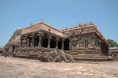 Agra-mandapa Raja gambhiran ve maha-mandapa, olarak bilinen Airavatesvara Tapınağı, Darasuram, Tamil Nadu, Hindistan. Güney Doğu görünümünden.