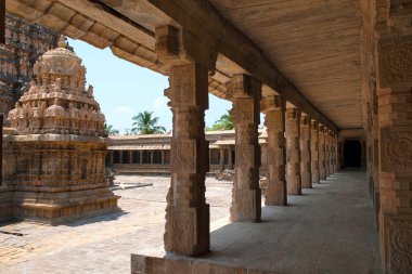 Airavatesvara tapınak kompleksi, Darasuram, Tamil Nadu, Hindistan. Kuzey cloister görüntülemek