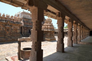 Airavatesvara tapınak kompleksi, Darasuram, Tamil Nadu, Hindistan. Kuzey cloister görüntülemek