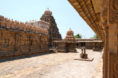 Airavatesvara tapınak kompleksi, Darasuram, Tamil Nadu, Hindistan. Kuzey cloister görüntülemek