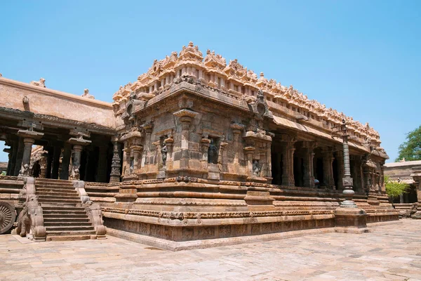 Agra-mandapa 100 ayağı maha-mandapa, Airavatesvara Tapınağı, Darasuram, Tamil Nadu, Hindistan. Güney Doğu görünümünden.