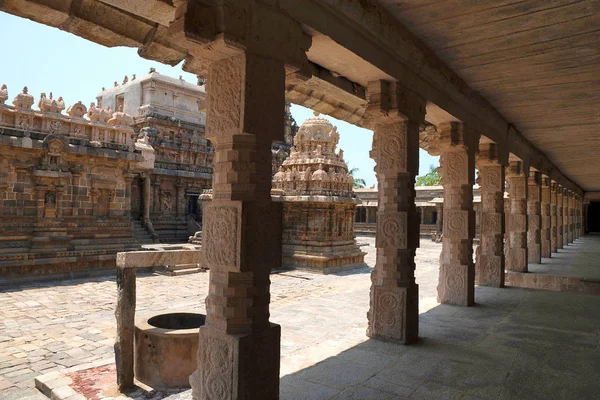 Airavatesvara tapınak kompleksi, Darasuram, Tamil Nadu, Hindistan. Kuzey cloister görüntülemek
