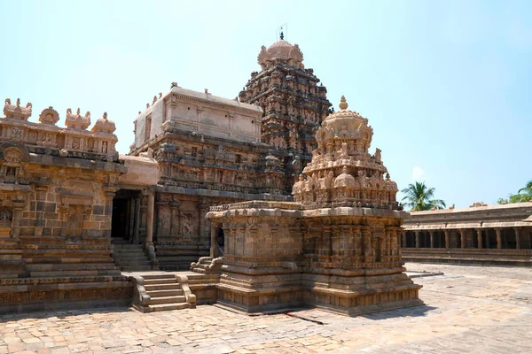 Chandikesvara 寺院とアイラーヴァテーシュヴァラ寺院 Darasuram タミル語 Nadu インド 北からの眺め — ストック写真