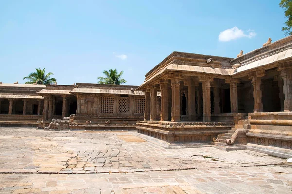Templo Chandikesvara a la izquierda y Templo Airavatesvara a la derecha, Darasuram, Tamil Nadu. Vista desde el Noroeste . — Foto de Stock