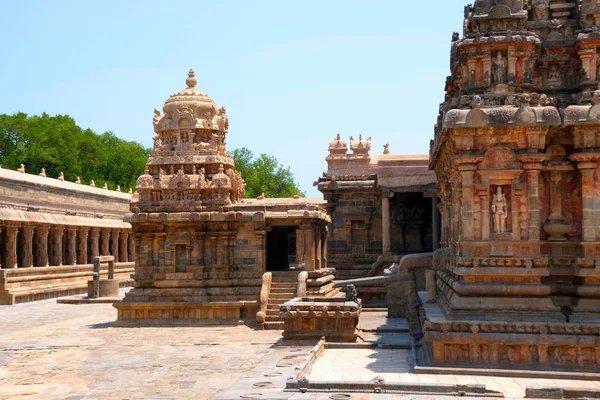 左側の Chandikesvara 寺院と右側 Darasuram タミル ナードゥ州 インド アイラーヴァテーシュヴァラ寺院 西からの眺め — ストック写真