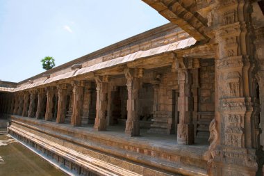 Oyma ayağı Batı tarafında cloister Airavatesvara Tapınağı, Darasuram, Tamil Nadu, Hindistan.