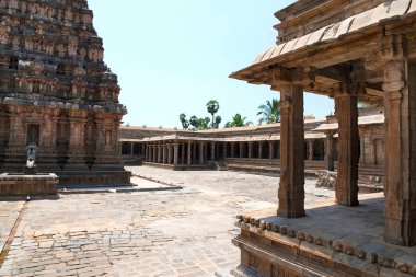 Cloisters ve mandapas, Airavatesvara tapınak kompleksi, Darasuram, Tamil Nadu Hindistan