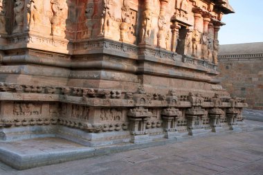Bir şekilde dekore edilmiş taban ve duvarları, Deivanayaki Amman Tapınak, Airavatesvara Tapınağı, Darasuram, Tamil Nadu, Hindistan için bitişik. Kuzey batıdan görünümü.