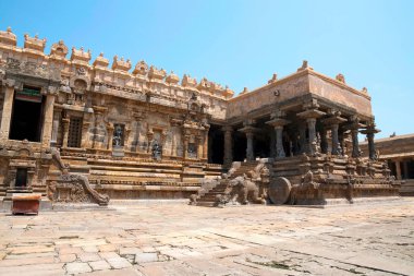 Nişler ve Agra-mandapa bilinen Raja-gambhiran, Airavatesvara Tapınağı, Darasuram, Tamil Nadu, Hindistan önde gelen adımları dekore edilmiştir. Görünüm Güney.