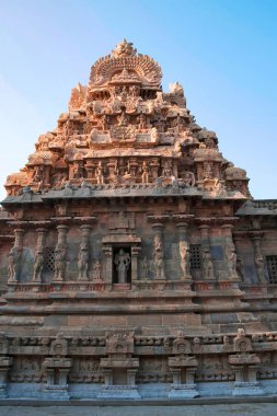 Deivanayaki Amman Tapınak, Airavatesvara Tapınağı, Darasuram, Tamil Nadu, Hindistan için bitişik. Batıdan görünümü