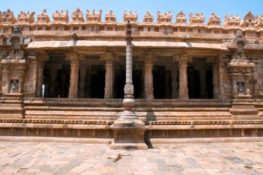 Flagpost ve 100 ayağı Maha-mandapa, Airavatesvara Tapınağı, Darasuram, Tamil Nadu, Hindistan. Doğu'dan görünüm