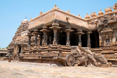 Adım agra-mandapa, Airavatesvara Tapınağı, Darasuram, Tamil Nadu, Hindistan için uçuş. Güney Doğu görünümünden.
