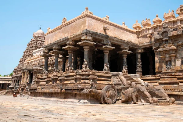 Adım agra-mandapa, Airavatesvara Tapınağı, Darasuram, Tamil Nadu, Hindistan için uçuş. Güney Doğu görünümünden.