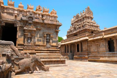 Maha-mandapa giriş ve sol gopura sağda, Airavatesvara Tapınağı, Darasuram, Tamil Nadu, Hindistan üzerinde. Görünüm Güney.