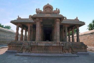 Maha-mandapa, Deivanayaki Amman Tapınak, Airavatesvara Tapınağı, Darasuram, Tamil Nadu, Hindistan için bitişik 