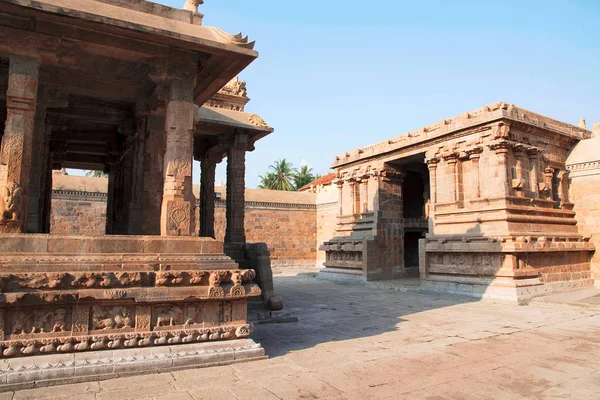 Mandapa sol ve sağ, Deivanayaki Amman Tapınak, Darasuram, Tamil Nadu, Hindistan girişi. 