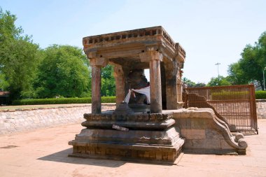 Nandi boğa girişinde, Airavatesvara Tapınağı, Darasuram, Tamil Nadu, Hindistan. Güney batıdan görünümü.