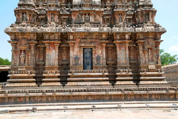 Batı duvarındaki niş Airavatesvara Tapınağı, Darasuram, Tamil Nadu, Hindistan. Batıdan görünümü