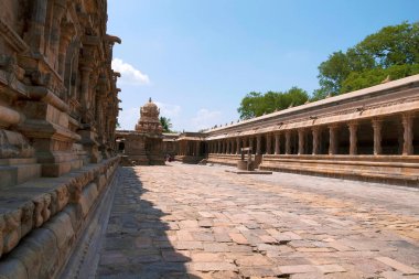 Kuzey duvarı, manastır ve Chandikesvara Tapınak, Airavatesvara tapınak kompleksi, Darasuram, Tamil Nadu, Hindistan. Doğu'dan görünüm