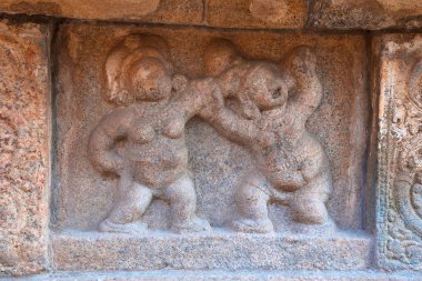 Karı koca, mandapa temel arasındaki anlaşmazlık tasvir eden Airavatesvara tapınak kompleksi, Darasuram, Tamil Nadu, Hindistan paneli.