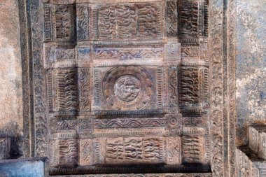 Dikdörtgen tavanı dekoratif desenle bantları, agra-mandapa, Airavatesvara Tapınağı, Darasuram, Tamil Nadu, Hindistan.