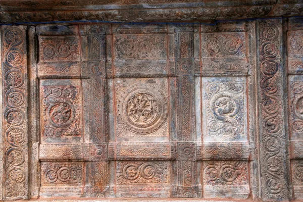 Dikdörtgen tavanı dekoratif desenle bantları, agra-mandapa, Airavatesvara Tapınağı, Darasuram, Tamil Nadu, Hindistan.