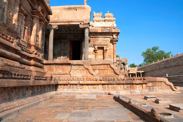 Güney duvarı ve bir kısmı mukha-mandapa, Airavatesvara tapınak kompleksi, Darasuram, Tamil Nadu, Hindistan.