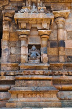 Maha-mandapa, Airavatesvara Tapınağı, Darasuram, Tamil Nadu, Hindistan sağ tarafında niş içinde Sankhanidhi. Doğu'dan görünüm.