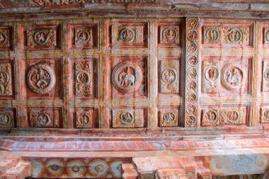 Sulptures ve oymalar tavan, Nataraja mandapa, Airavatesvara tapınak kompleksi, Darasuram, Tamil Nadu, Hindistan. Sol - Durga, Indra ve Brahma merkezi panelinden.