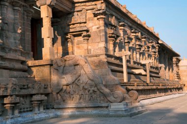 Güney duvarı ve mukha mandapa, giriş görünümünü Deivanayaki Amman Tapınak, Darasuram, Tamil Nadu, Hindistan. 