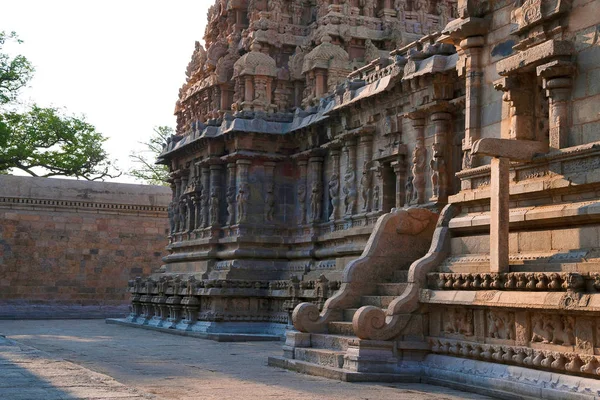 Güney duvarı ve mukha mandapa, giriş görünümünü Deivanayaki Amman Tapınak, Darasuram, Tamil Nadu, Hindistan. 