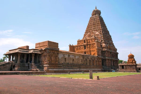 Brihadisvara Tapınağı ve Chandikesvara türbe, Tanjore, Tamil Nadu, Hindistan. Kuzey Doğu görünümünden. 