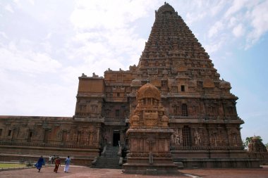 Cahndikesvara tapınak önünde ve Brihadisvara Tapınağı, Tanjore, Tamil Nadu, Hindistan. Kuzey görünümünden