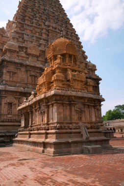 Cahndikesvara tapınak önünde ve Brihadisvara Tapınağı, Tanjore, Tamil Nadu, Hindistan. Kuzey görünümünden