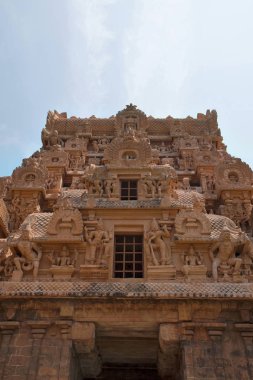 Oymalar üzerinde Gopura, Keralantakan Tiruvasal, ikinci gopura, giriş Brihadisvara Tapınağı, Tanjore, Tamil Nadu, Hindistan. Batıdan görünümü