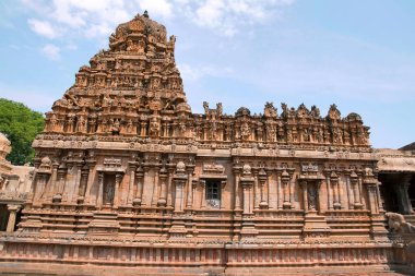 Dekore edilmiş duvarlar ve gopuram, Subrahmanyam Tapınak, Brihadisvara tapınak kompleksi, Tanjore, Tamil Nadu, Hindistan. Güney batıdan görünümü.