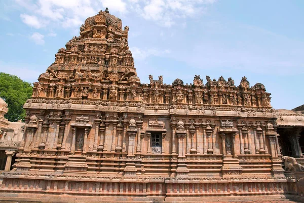 Dekore edilmiş duvarlar ve gopuram, Subrahmanyam Tapınak, Brihadisvara tapınak kompleksi, Tanjore, Tamil Nadu, Hindistan. Güney batıdan görünümü.