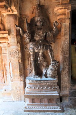 Dwarapala sol, Subrahmanyam Tapınak, Brihadisvara tapınak kompleksi, Tanjore, Tamil Nadu, Hindistan