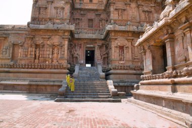 Kuzey girişi, Brihadisvara Tapınağı, Tanjore, Tamil Nadu, Hindistan önde gelen adım uçuş. 