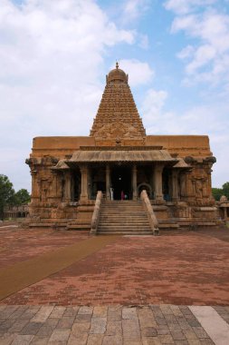 Adım önde gelen uçuş mandapa, Brihadisvara Tapınağı, Tanjore, Tamil Nadu, Hindistan sütunlu. Doğu'dan görünüm.