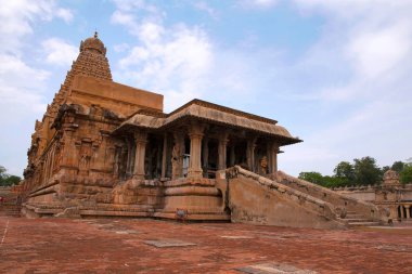 Adım önde gelen uçuş mandapa, Brihadisvara Tapınağı, Tanjore, Tamil Nadu, Hindistan sütunlu. Güney Doğu görünümünden.